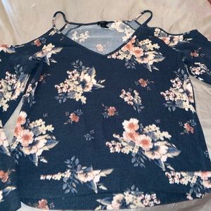 ⭐️5/$10⭐️Cold shoulder floral top